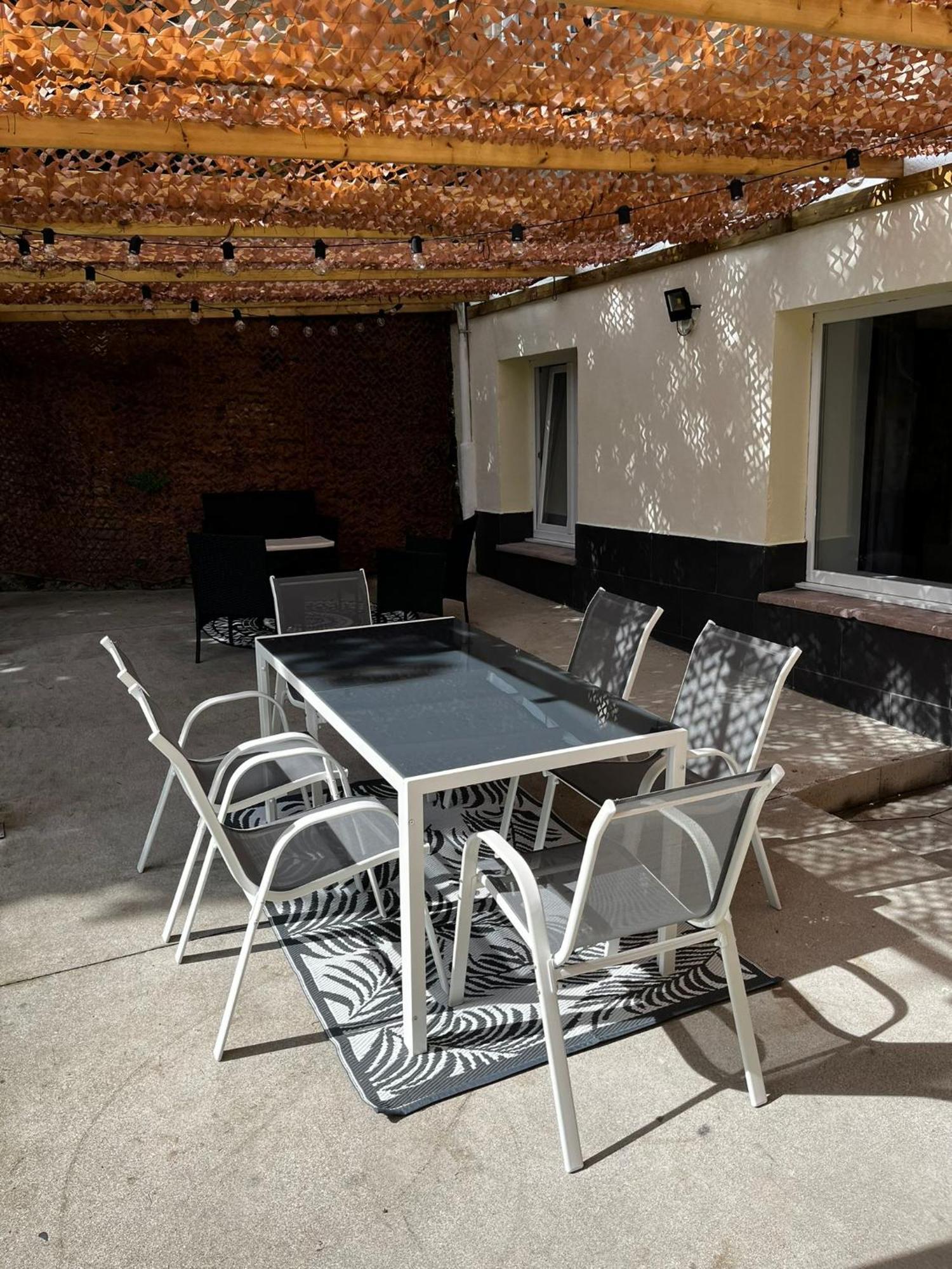 Ferienwohnung Jardin En El Centro Catedral Oviédo Exterior foto